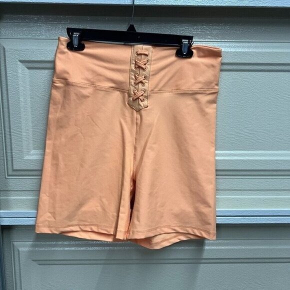 WeWoreWhat Revolve XL Lace Up Biker Training Short Xtra Large in Peach Cobbler - Picture 3 of 5